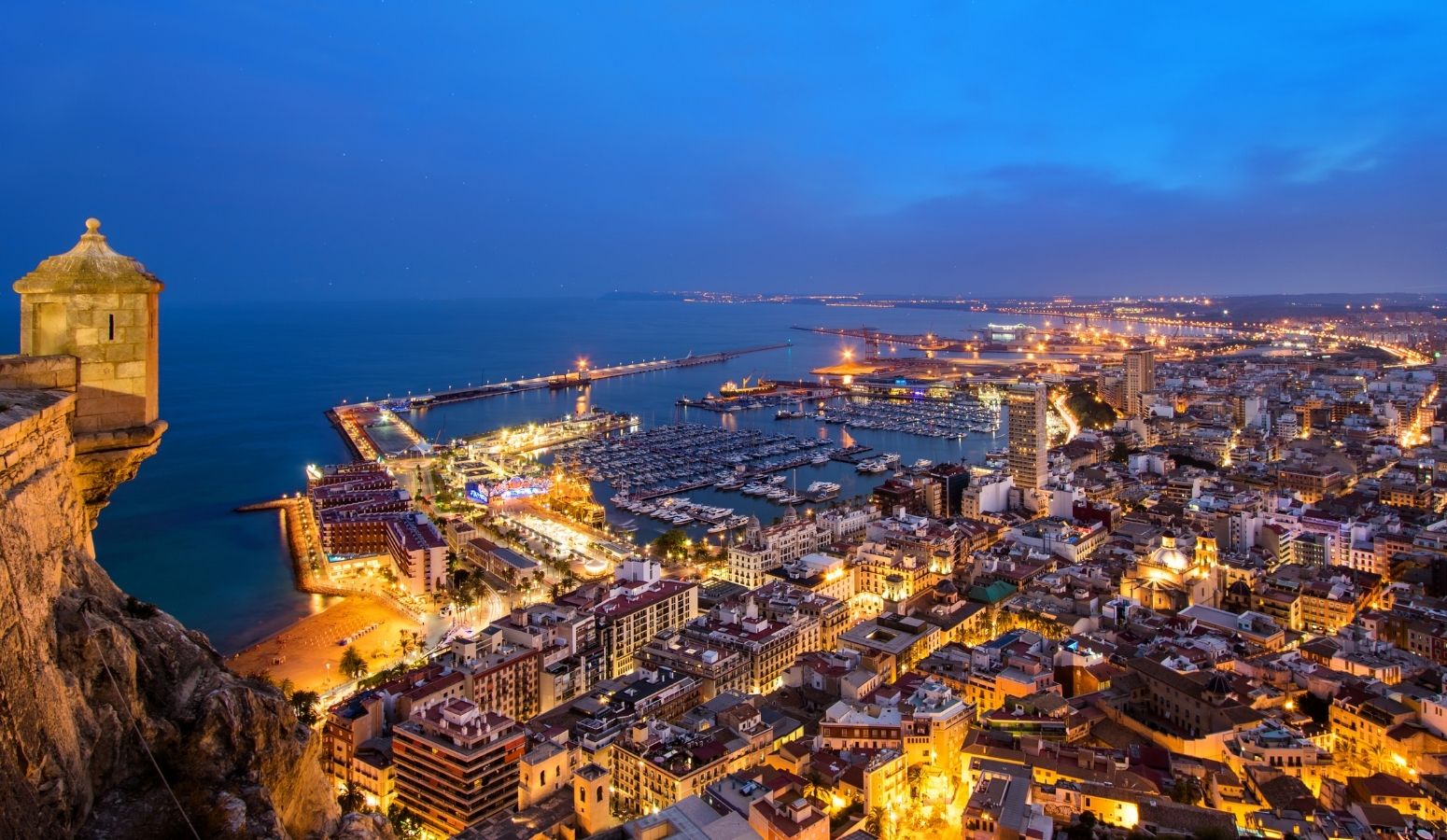 Torrevieja y toda la Costa Blanca brillan en Fin de Año. Vive la magia del Mediterráneo en su máximo esplendor, rodeado de historia, mar, alegría… y nuevas amistades